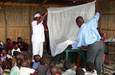 progetto-ntwanano-02-dimostrazione-utilizzo-zanzariere-anti-malaria.jpg