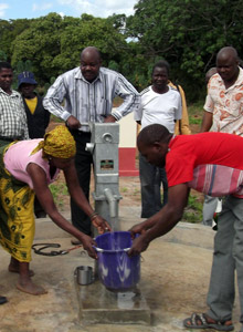 Mozambico, due passi per il diritto all'acqua