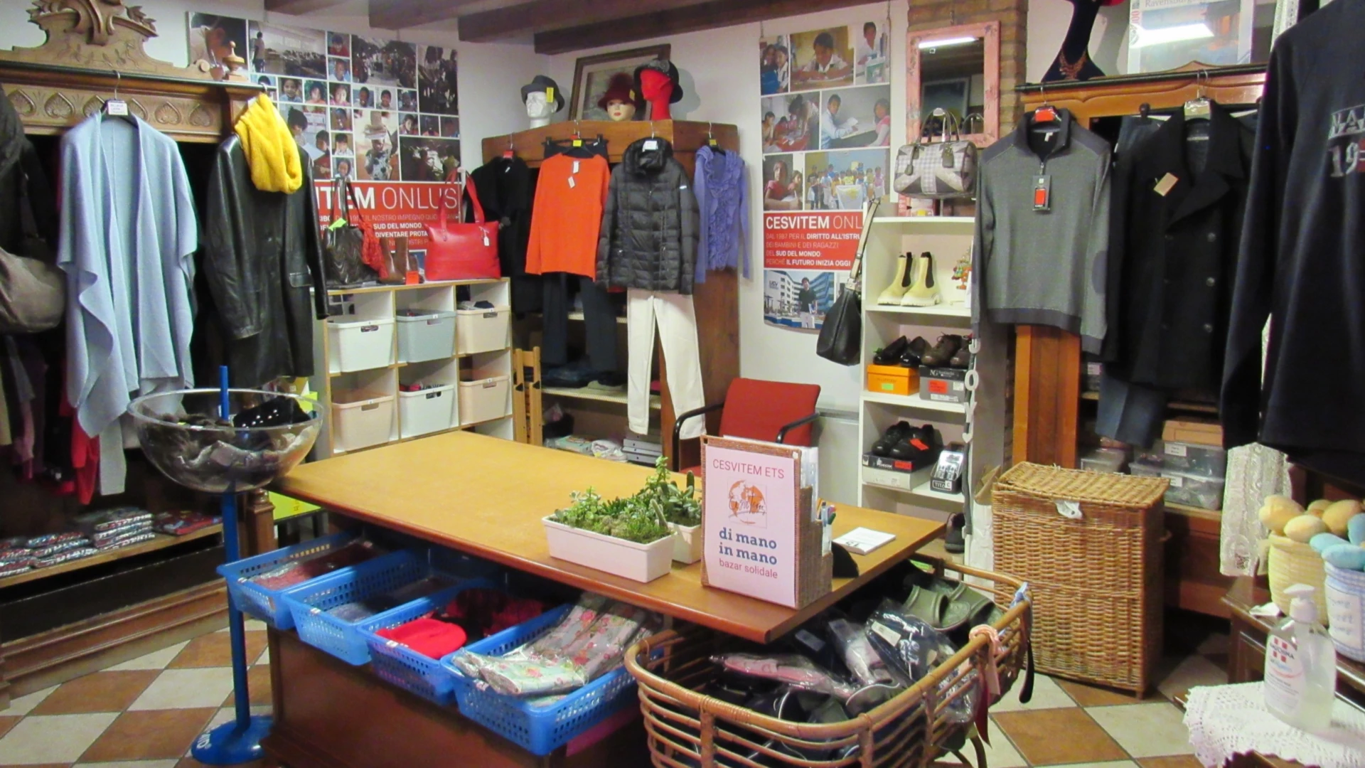Bazar solidale - Donazione di vestiti e abiti usati